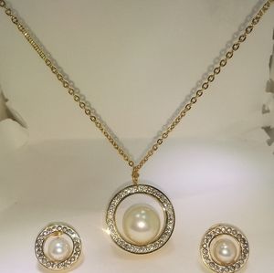 Gold round  necklace set w/ pearl